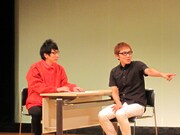 ダーリンハニー。PCを安く購入するためWi-Fi契約をする男性。店員の説明で確認事項に耳を傾ける。