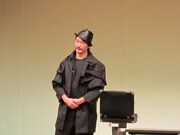 サイクロンZは、アシスタントをクビにすると息巻いている手品師のネタ。