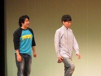 火災報知器は「2人でやってみよう」と童話やスポーツなどあらゆるシーンを演じてみるが……。