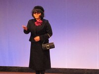 人気シリーズ「スタイリスト・北条マキ」のお葬式コントを披露した柳原可奈子。