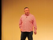 時事ネタを織り交ぜたライブならではの漫談を披露した松村邦洋。