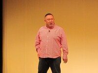 時事ネタを織り交ぜたライブならではの漫談を披露した松村邦洋。