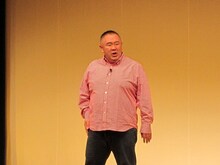 時事ネタを織り交ぜたライブならではの漫談を披露した松村邦洋。