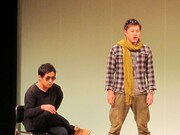 アルコ＆ピース。とある教室にやってきた卒業生（平子）とかつての恩師（酒井）。