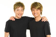 金髪となったジャルジャルのイメージ写真。