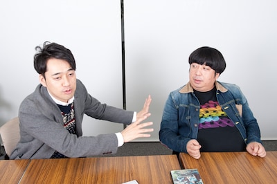 お笑いナタリー「Power Push」コーナーに登場するバナナマン。彼らのコントライブを収録したDVD「bananaman live emerald music」が本日発売された。