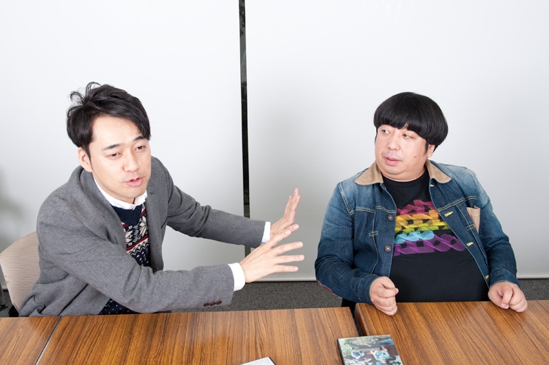 お笑いナタリー「Power Push」コーナーに登場するバナナマン。彼らのコントライブを収録したDVD「bananaman live emerald music」が本日発売された。