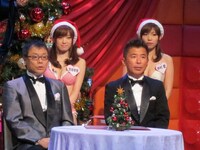 司会のいとうせいこうと勝俣州和。ゲストのセクシーサンタは齋藤夢愛、佐藤さくら、中村愛。