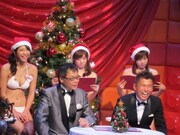 司会のいとうせいこうと勝俣州和。ゲストのセクシーサンタは、齊藤夢愛、佐藤さくら、中村愛。