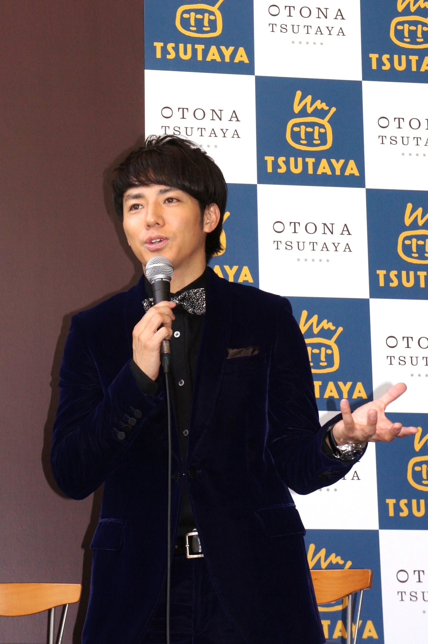 「クリスマスに観たい映画は？」との質問に「ゴースト」「ボディガード」を挙げた綾部。