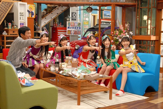 「さんまのまんま」に初登場を果たすももいろクローバーZと、明石家さんま。(c)KTV