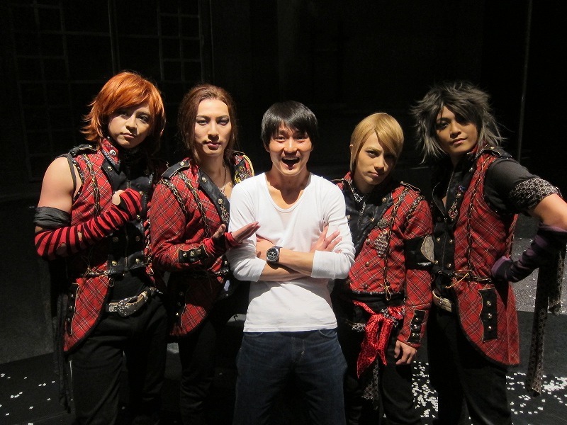12月25日（日）まで東京・俳優座劇場にて開催される「THE RUN&GUN Natale SHOW 『バッカスの聖夜』」。16日のゲストはジャルジャル福徳。