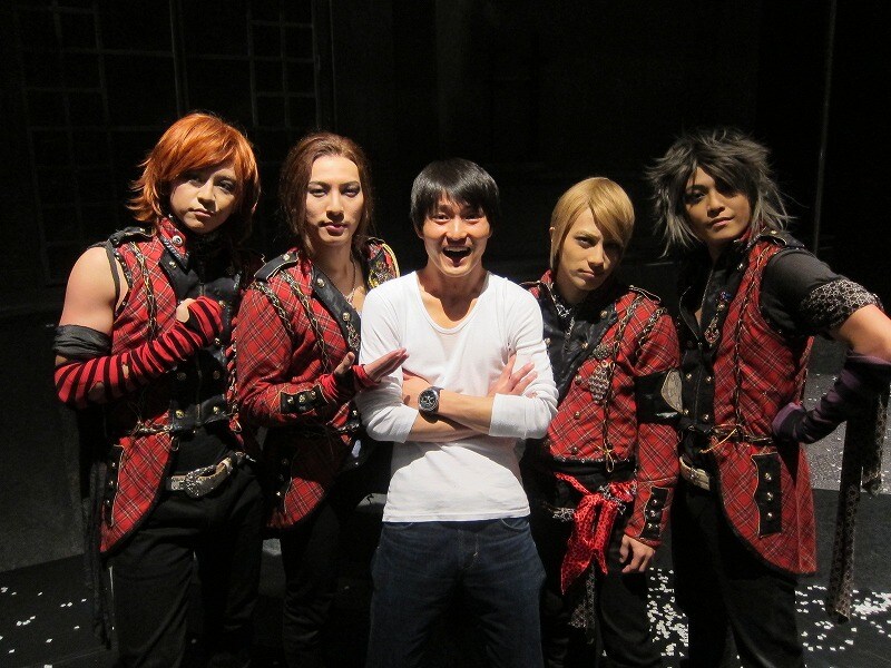 12月25日(日)まで東京・俳優座劇場にて開催される「THE RUN&GUN Natale SHOW 『バッカスの聖夜』」。16日のゲストはジャルジャル福徳。