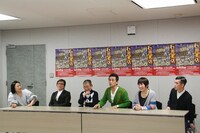 12月25日になんばグランド花月にて上演される舞台「石田商店～石田家のうどん屋・宇宙サミット」会見の模様。（c）吉本興業