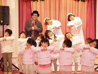 子供たちとともに「マル・マル・モリ・モリ！」と「黒猫のタンゴ」を歌う皆川おさむとハリセンボン（後方左から）。