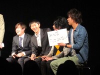 「人力舎のネタは本当に面白い」と何度も力説した尾形と菅は、真剣に会議に参加。