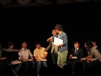 熱くなりすぎたあまり、人力舎勢の地味さを指さしでダメ出しする尾形。