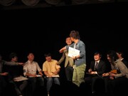 熱くなりすぎたあまり、人力舎勢の地味さを指さしでダメ出しする尾形。