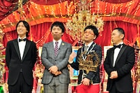優勝会見の様子。矢部（左端）やパンクブーブー（中央）とも親交の深いスパローズの話題でも盛り上がり、矢部は「20万円貸してるから、はよ売れてほしいねん」とエールを送った。