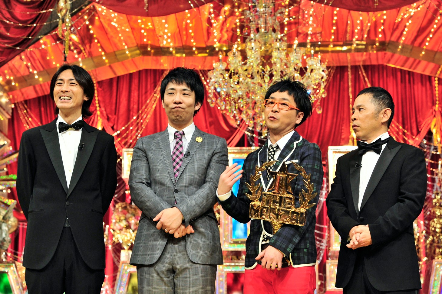 優勝会見の様子。矢部（左端）やパンクブーブー（中央）とも親交の深いスパローズの話題でも盛り上がり、矢部は「20万円貸してるから、はよ売れてほしいねん」とエールを送った。