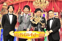 「THE MANZAI 2011」チャンピオンのパンクブーブー（中央）と、優勝会見に同席したナインティナイン。