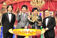 「THE MANZAI 2011」チャンピオンのパンクブーブー（中央）と、優勝会見に同席したナインティナイン。