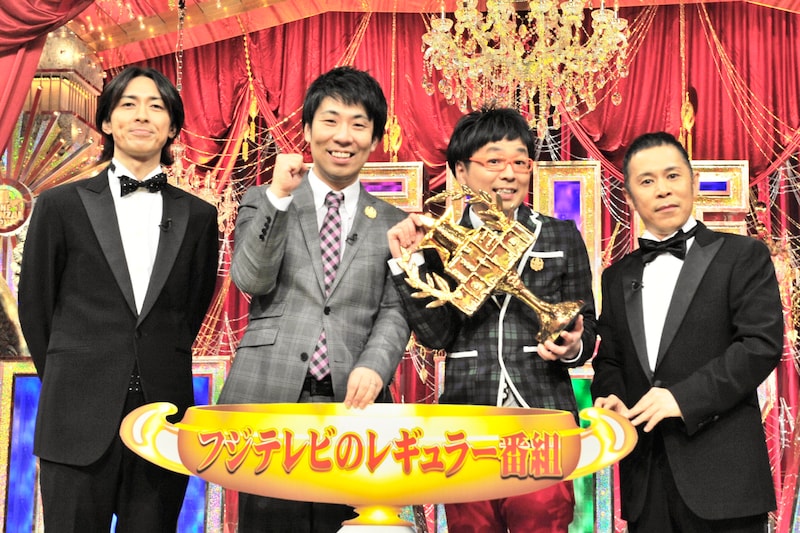 「THE MANZAI 2011」チャンピオンのパンクブーブー（中央）と、優勝会見に同席したナインティナイン。