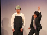 「はまぐちコントサークル」で、よゐこ濱口作のネタ「芸人のミタ」を演じた有野とオジンオズボーン篠宮。