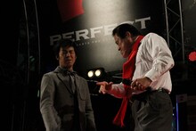 東貴博に闘魂を注入するアントニオ猪木。