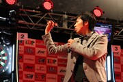 ダーツの腕前を披露する東貴博。