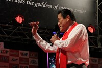 ダーツの腕前を披露するアントニオ猪木。