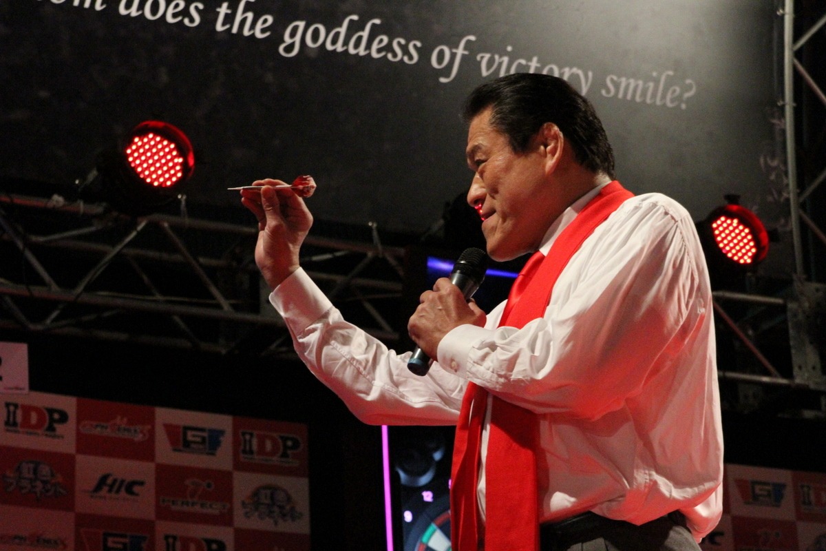 ダーツの腕前を披露するアントニオ猪木。