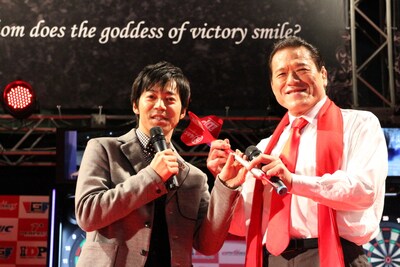 「VSPHOENIXシリーズ×アントニオ猪木 投魂式」に出席した東貴博とアントニオ猪木。