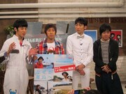 Twitter記者たちの質問に答えるキングコングとNON STYLE。