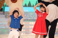 村田琉昇と鈴木来亜による「マル・マル・モリ・モリ！」。(c)フジテレビ