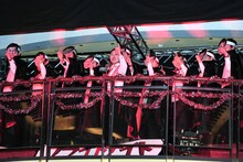 オードリー春日（中央）とヴァンパイア春日軍団。