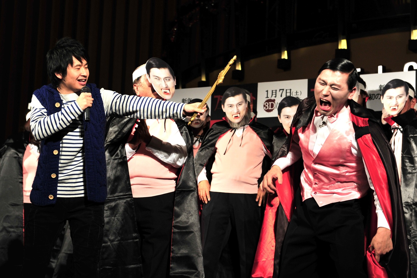 十字架を持つ若林に“本物の春日”であることを見破られる春日。