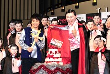 映画「フライトナイト/恐怖の夜」のイベント「ヴァンパイア軍団結成式」に登場したオードリー（中央）とヴァンパイア春日軍団。