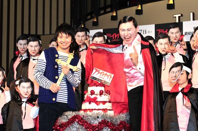 映画「フライトナイト/恐怖の夜」のイベント「ヴァンパイア軍団結成式」に登場したオードリー（中央）とヴァンパイア春日軍団。