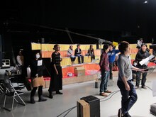 バカリズムと早見あかりのコンビ・あかリズムのコント「秘密の」に現れたNGお化け（左端）。