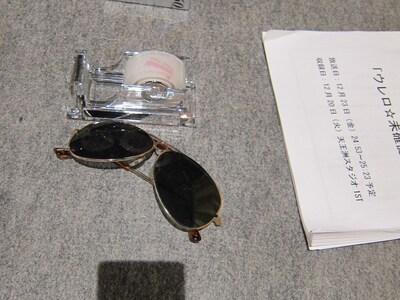 「ウレロ☆未確認少女 DVD-BOX」の特典コント「女にキレることへのプレッシャー」で、こっそり撤収された劇団ひとりのマイケルセット。