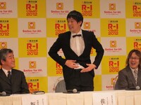 現チャンピオンの佐久間一行。ザリガニのケースをバージョンアップさせたが、自身は毎年地元の神社でひいてるおみくじに従って延期に。