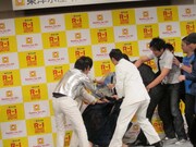 RGのふざけぶりに堪忍袋の緒が切れた出場者たちはRGを袋だたきに。