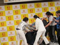 RGのふざけぶりに堪忍袋の緒が切れた出場者たちはRGを袋だたきに。