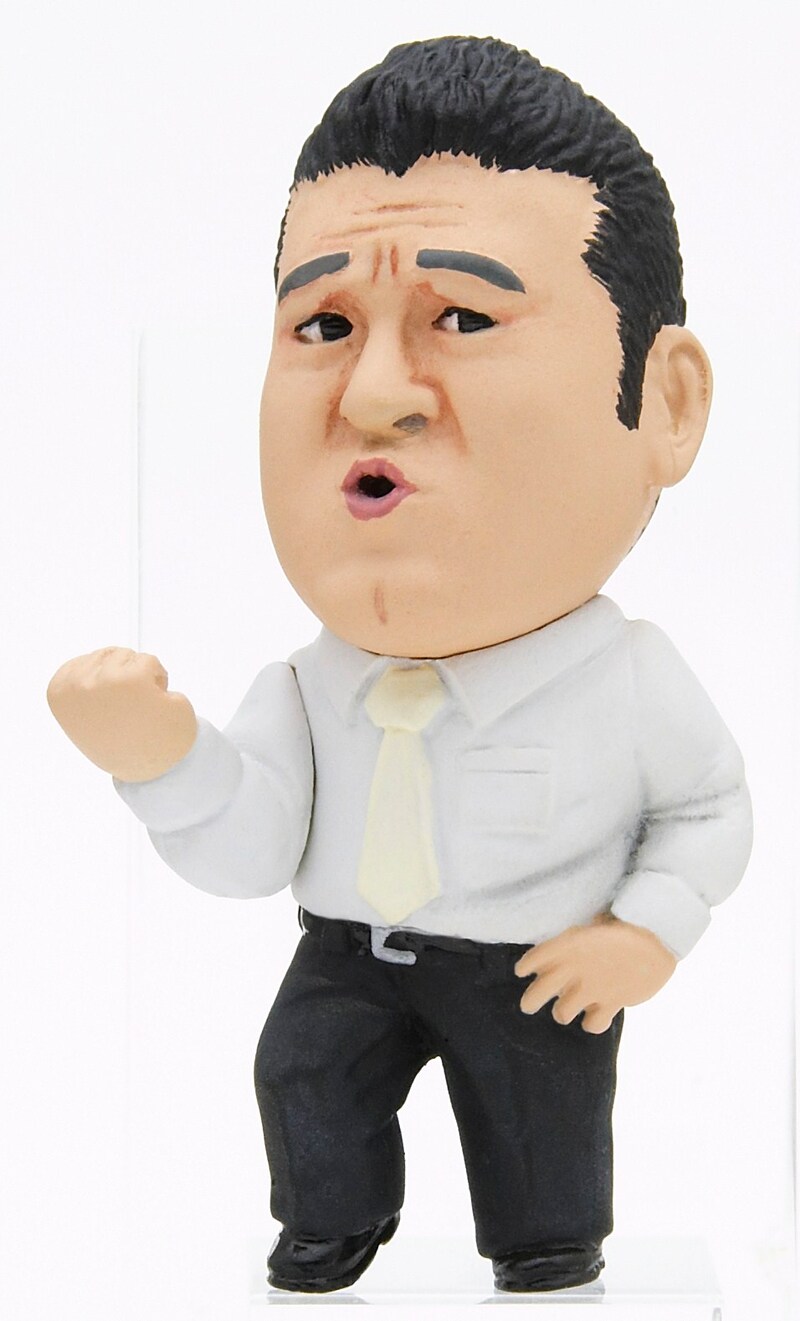 アンタッチャブル山崎弘也ストラップの「くる～っ」ポーズ。(c)株式会社プロダクション人力舎/株式会社East West plus