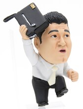 アンタッチャブル山崎弘也ストラップの「セカンドバッグ芸人」ポーズ。(c)株式会社プロダクション人力舎/株式会社East West plus