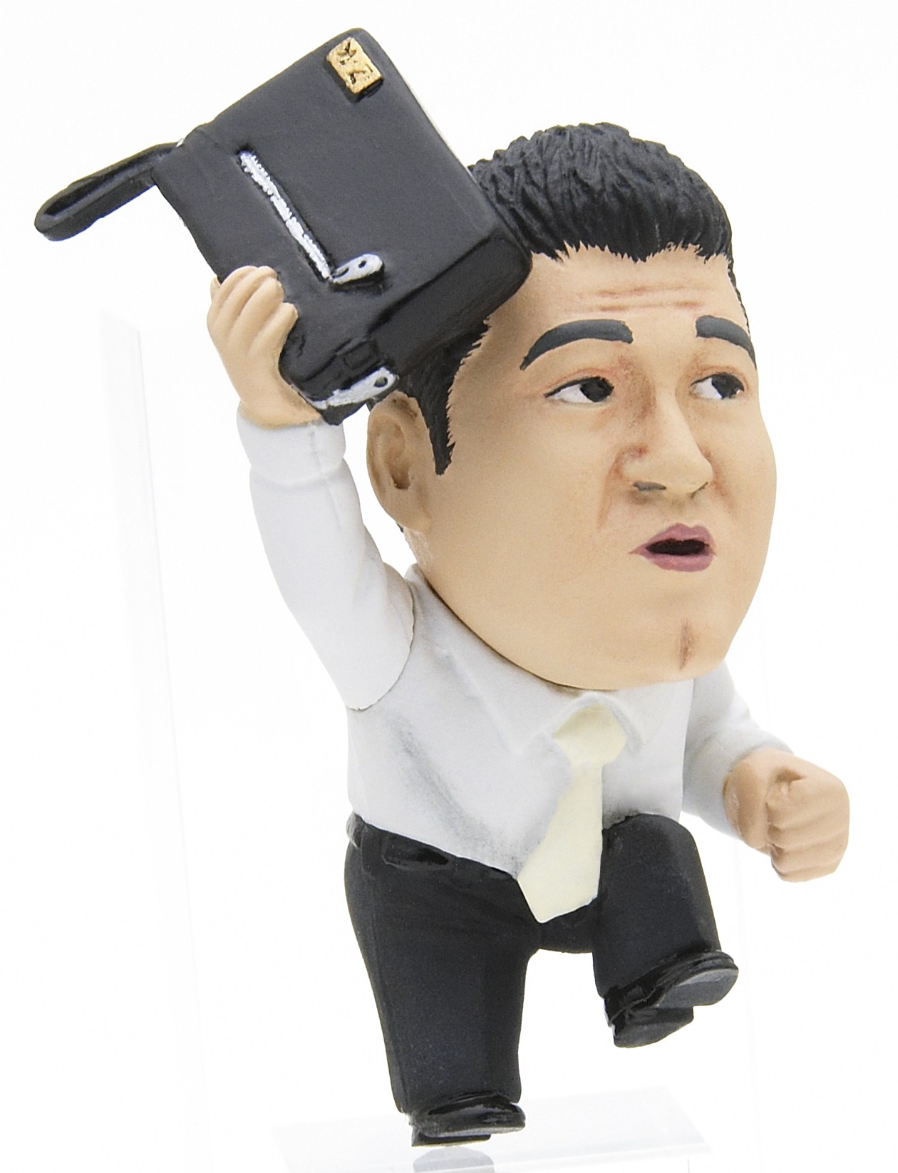 アンタッチャブル山崎弘也ストラップの「セカンドバッグ芸人」ポーズ。(c)株式会社プロダクション人力舎/株式会社East West plus