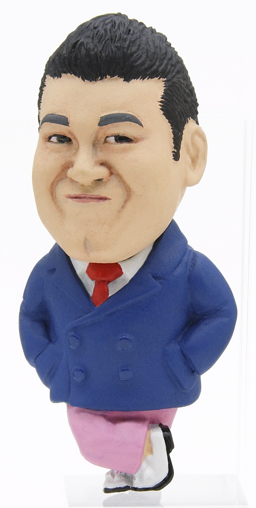 スーツで決めた「プライベート（A）」。(c)株式会社プロダクション人力舎/株式会社East West plus