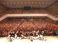 「トリオさん」の「8.9伝説の渋谷2000人ライブ」で客席とともに記念写真に収まる3組。(c)テレビ朝日