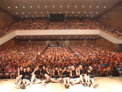 昨年2011年8月に開催された「トリオさん」の「8.9伝説の渋谷2000人ライブ」で客席とともに記念写真に収まるレギュラー3組。(c)テレビ朝日